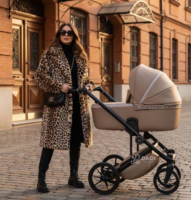 Kobieta spaceruje po mieście z wózkiem dziecięcym Natoni Vespa Eco w kolorze beżowym.